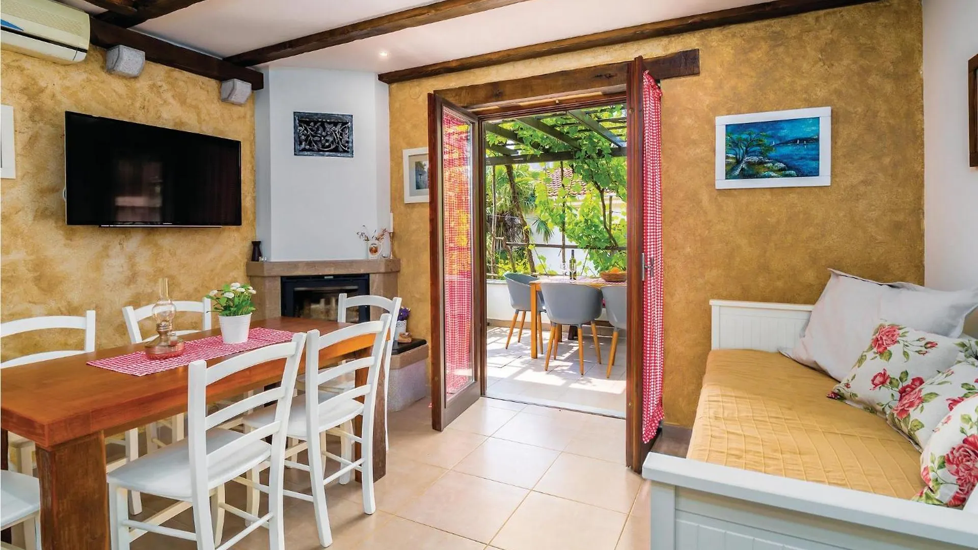 Nice Home In Cres With Wifi